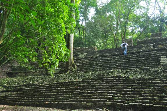 Explorando ruínas mayas tomadas pela vegetação em Palenque, Chiapas, no sul do México